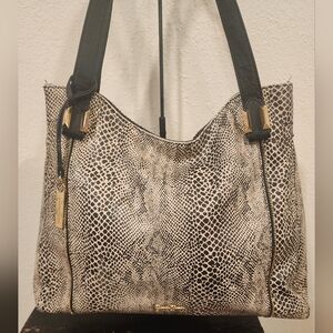 Jessica Simpson Women's Mackenzie 4 Poster Tote Bag in a Geo Snake print.